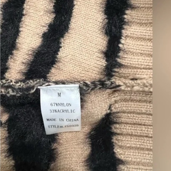 🍂☀️Fashion Nova Zebra Print Fuzzy Sweater Beige Black Chic Trendy Streetwear.☀️🍂 - Picture 5 of 5